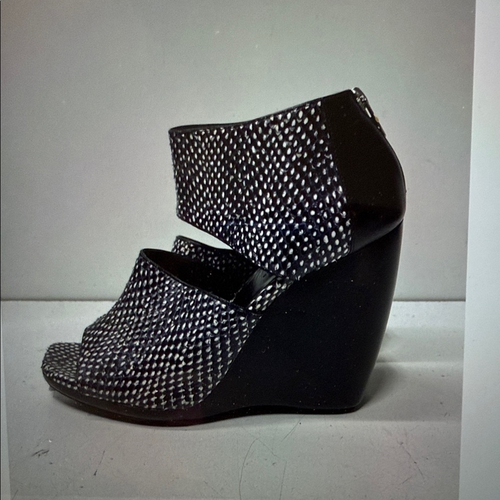 Balenciaga Black Heeled Ankle Boots with Textured Design - Picture 2 of 11